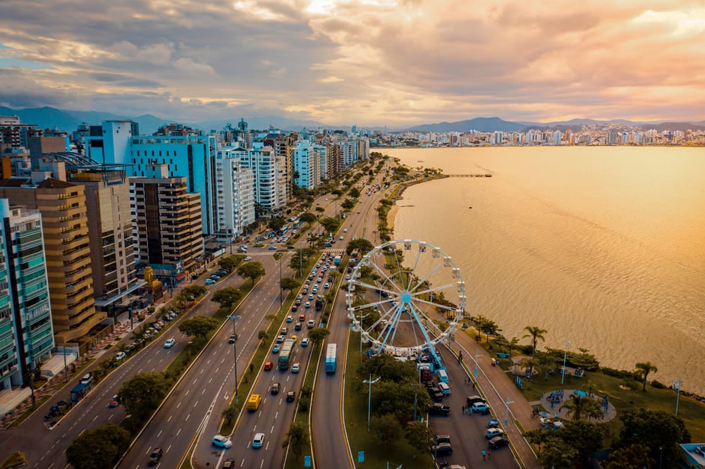 Cidades Inteligentes no Brasil - Imagem da cidade de Florianópolis-SC, líder no Ranking Geral Connected Smart Cities 2023. Líder em cidade inteligente - smart cities do Brasil.